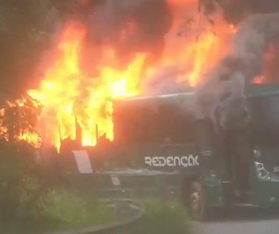 Perseguição policial em São Luiz de Paraitinga e Lagoinha termina com ônibus incendiado e homem preso por furto