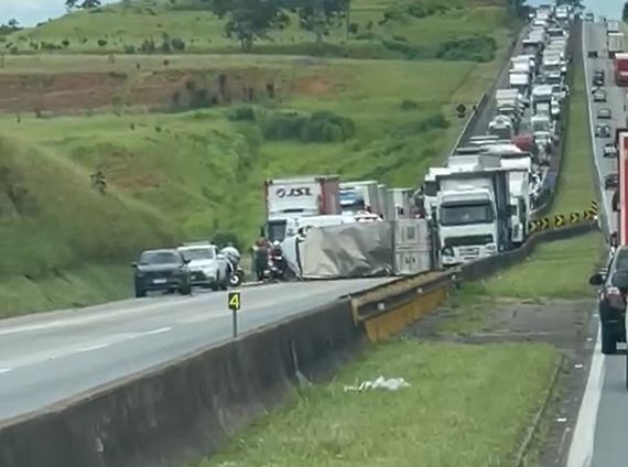 Caminhão tomba e interdita por 1h30 Via Dutra em Caçapava