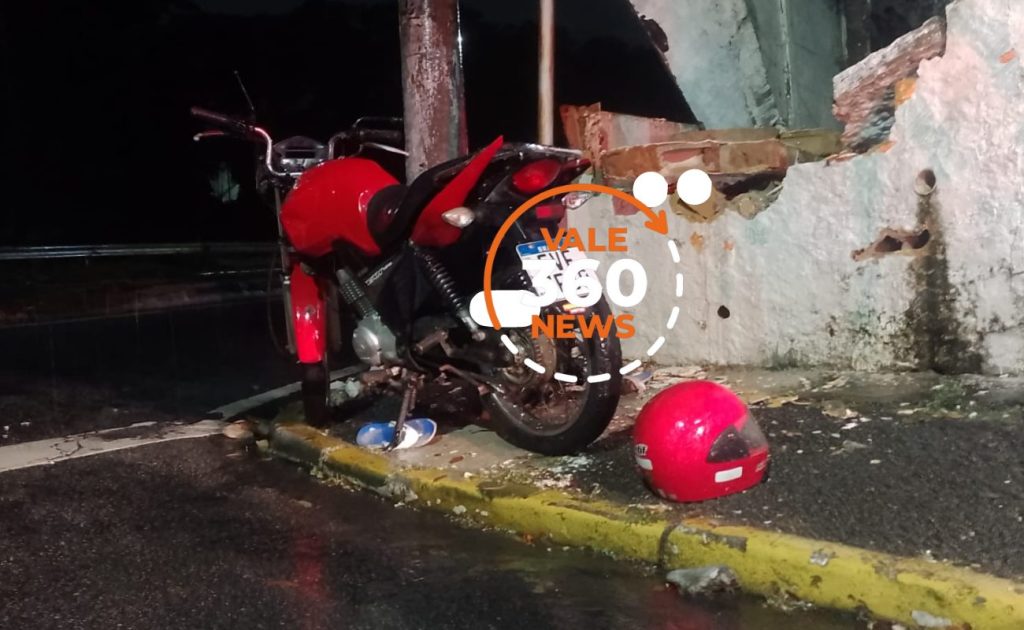 Motociclista morre ao colidir e destruir muro em Taubaté