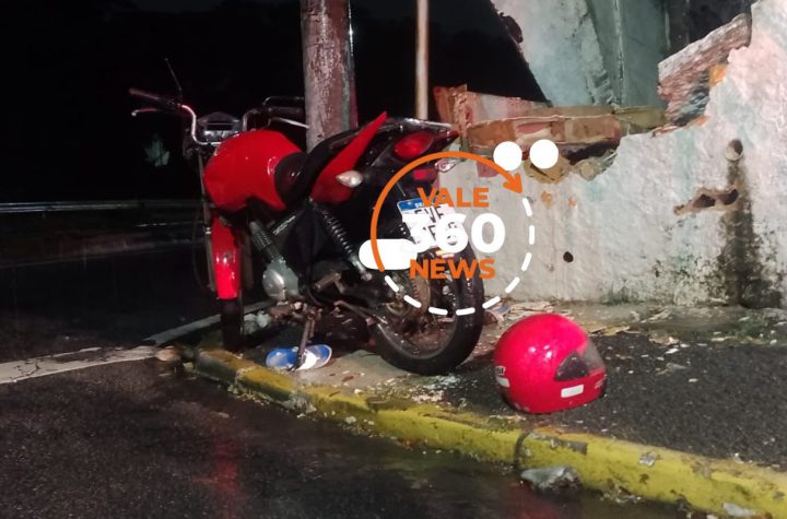 Motociclista morre ao colidir e destruir muro em Taubaté