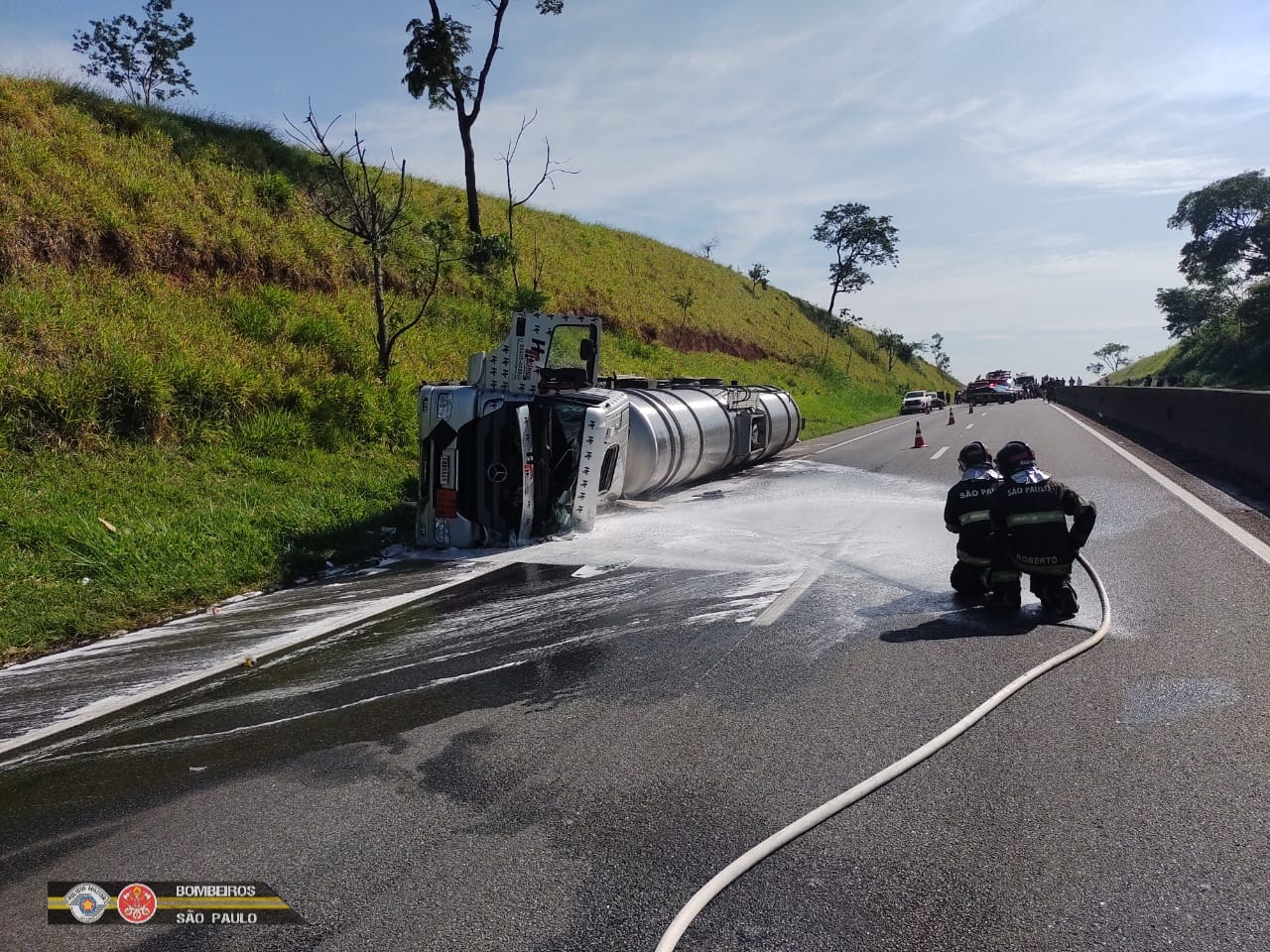 Acidente na Via Dutra em Pinda: Cetesb diz que “praticamente todo o combustível (40 mil litros) escoou para via”