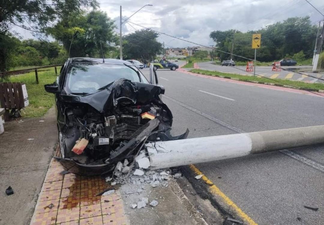 Homem embriagado bate carro e derruba poste de energia em Pinda