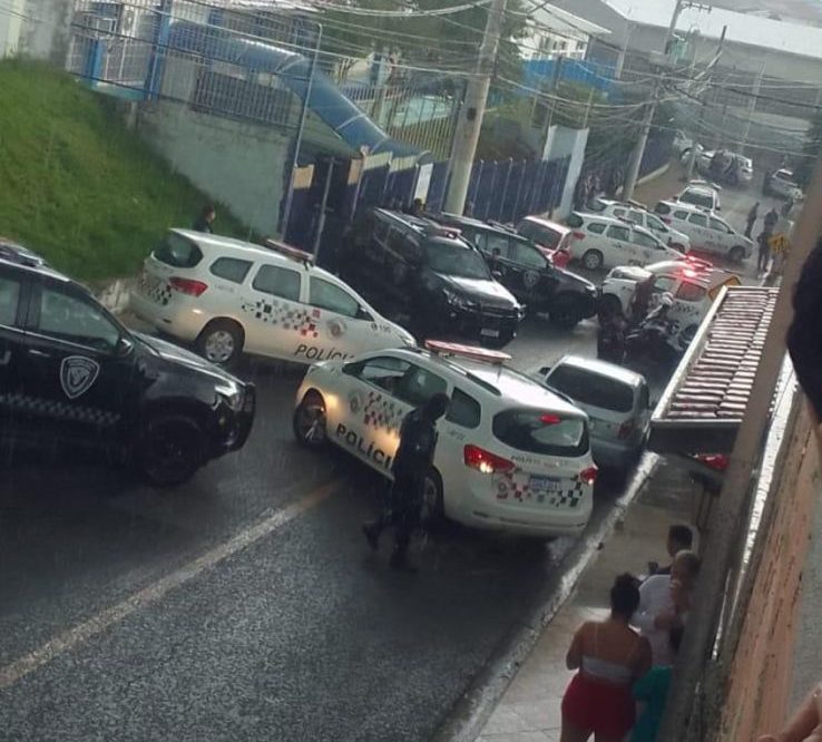 Homem atira contra PMs