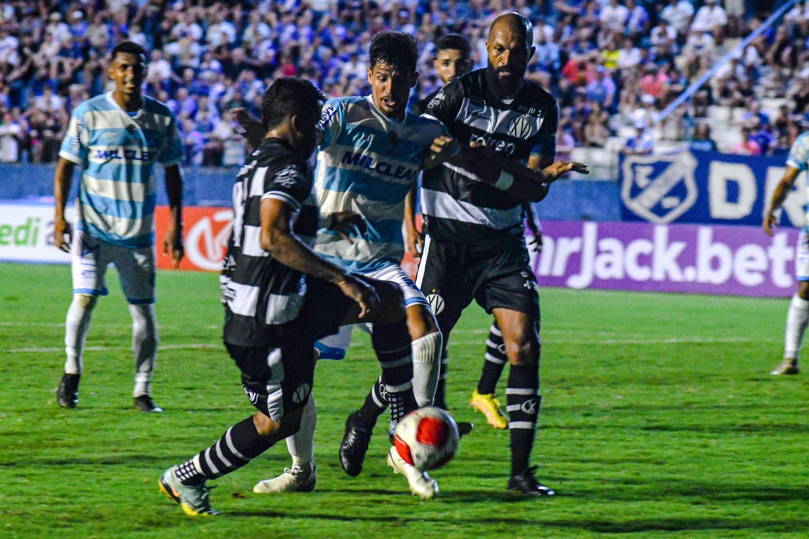 Taubaté frustra torcida e empata em casa na estreia da Série A2