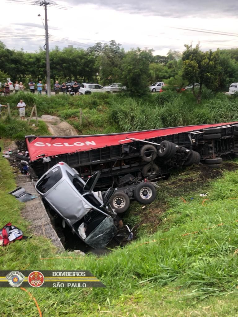 Carreta colide com carro, cai em ribanceira, motorista morre e cinco mulheres ficam feridas na Via Dutra em São José dos Campos