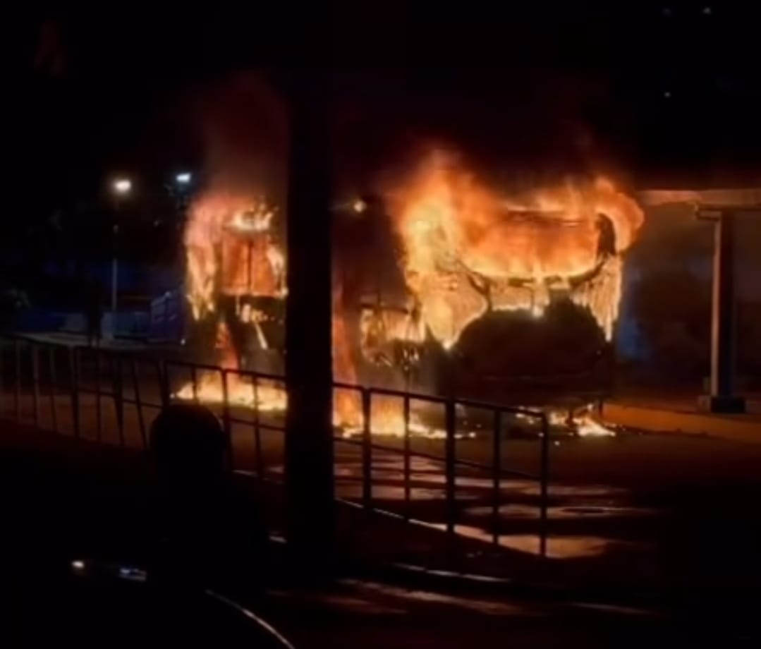 fogo em ônibus em São Sebastião