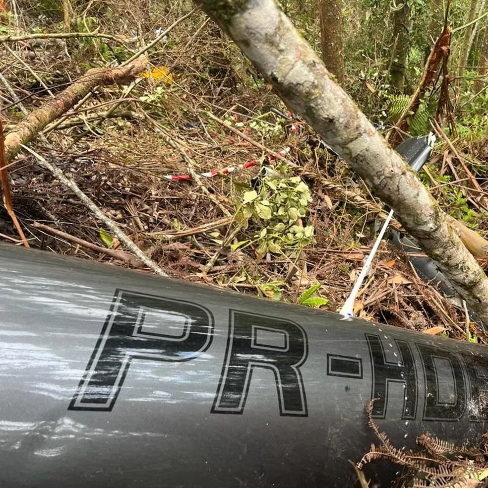 PM confirma que corpos dos tripulantes do helicóptero foram retirados da área de mata em Paraibuna