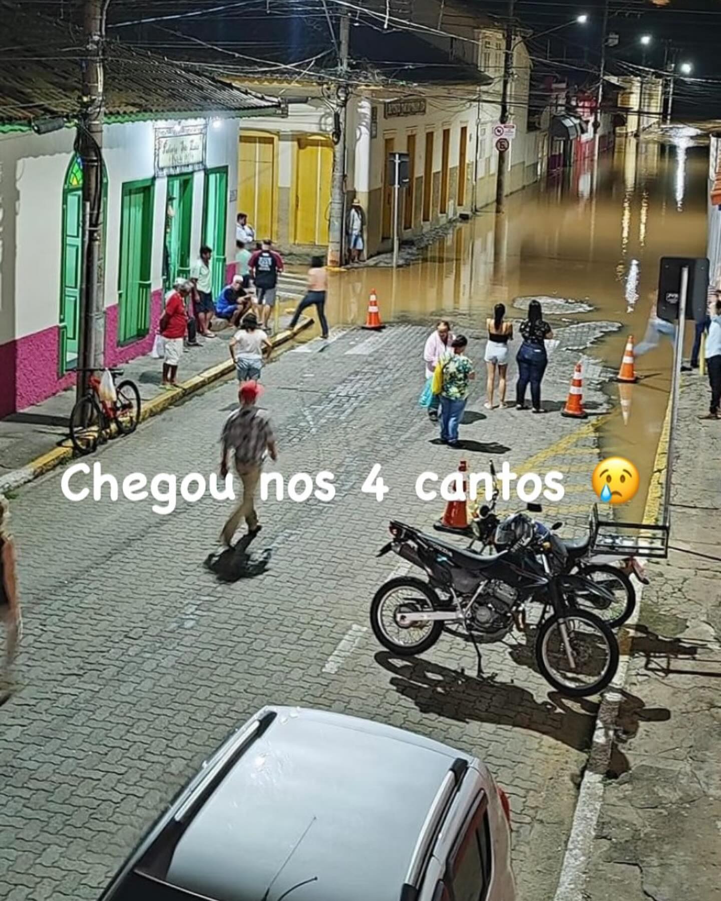 Transbordamento de Rio atinge casas no centro de São Luiz do Paraitinga