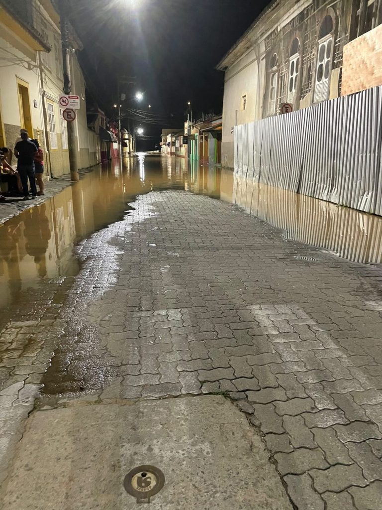 Transbordamento de Rio atinge casas no centro de São Luiz do Paraitinga