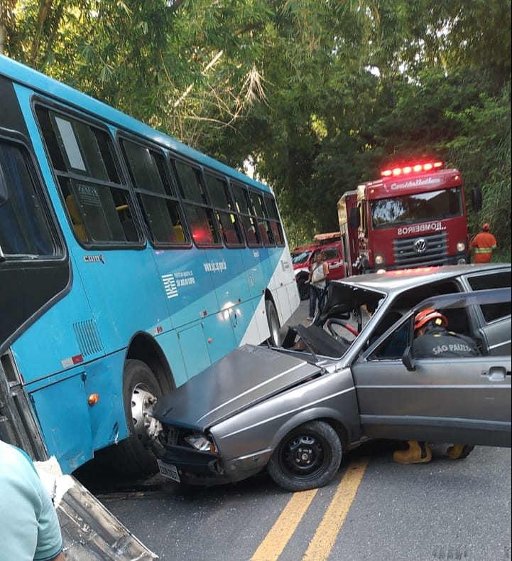 Colisão entre carro e ônibus deixa jovem ferido na Rodovia Monteiro Lobato em São José dos Campos