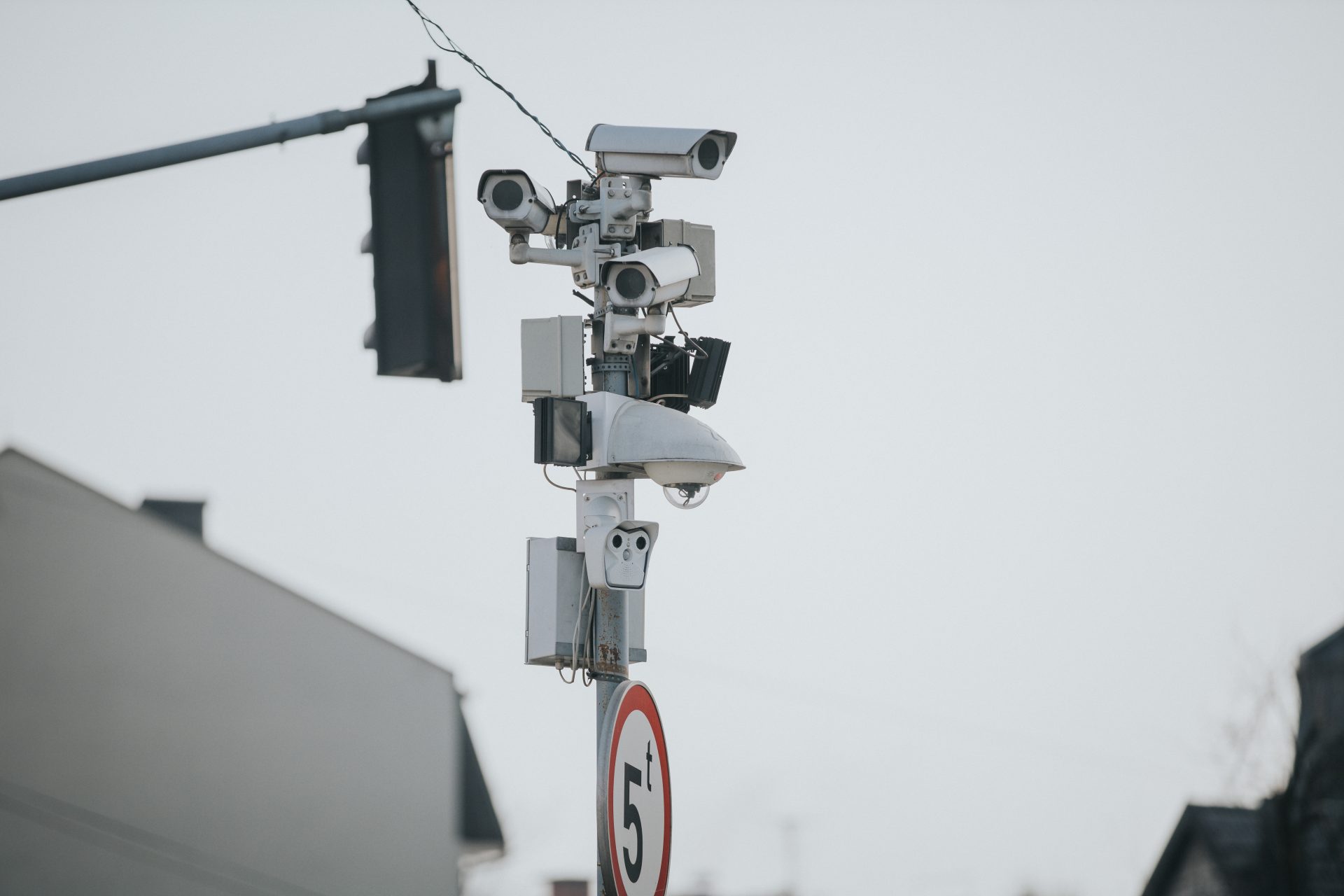 Saiba como será o funcionamento do radar dedo-duro no Vale do Paraíba. Equipamentos serão instalados em breve