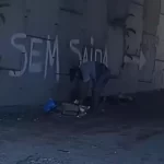 Homem em situação de rua é flagrado comendo um cachorro em Caraguatatuba