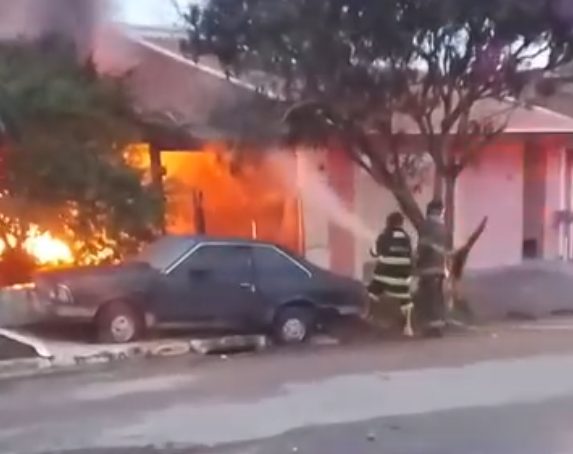Incêndio deixa casa destruída em Caçapava