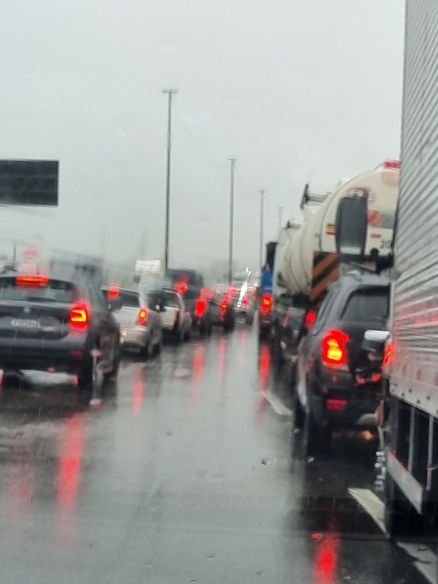 Via Dutra e Carvalho Pinto, no Vale do Paraíba, teve tarde de caos e chuva persiste na saída para o Feriado de Páscoa