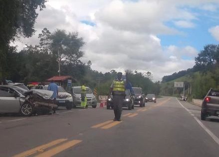Colisão frontal entre carros pela Rodovia Oswaldo Cruz