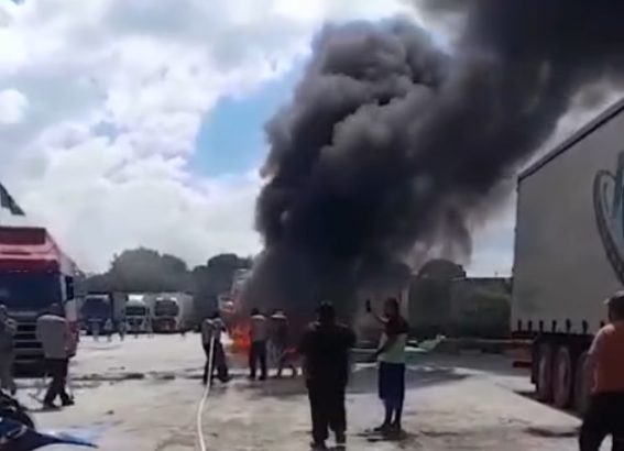 Fogo em carretas deixa motorista ferido em pátio de estacionamento de centro de distribuição de supermercado em Jacareí
