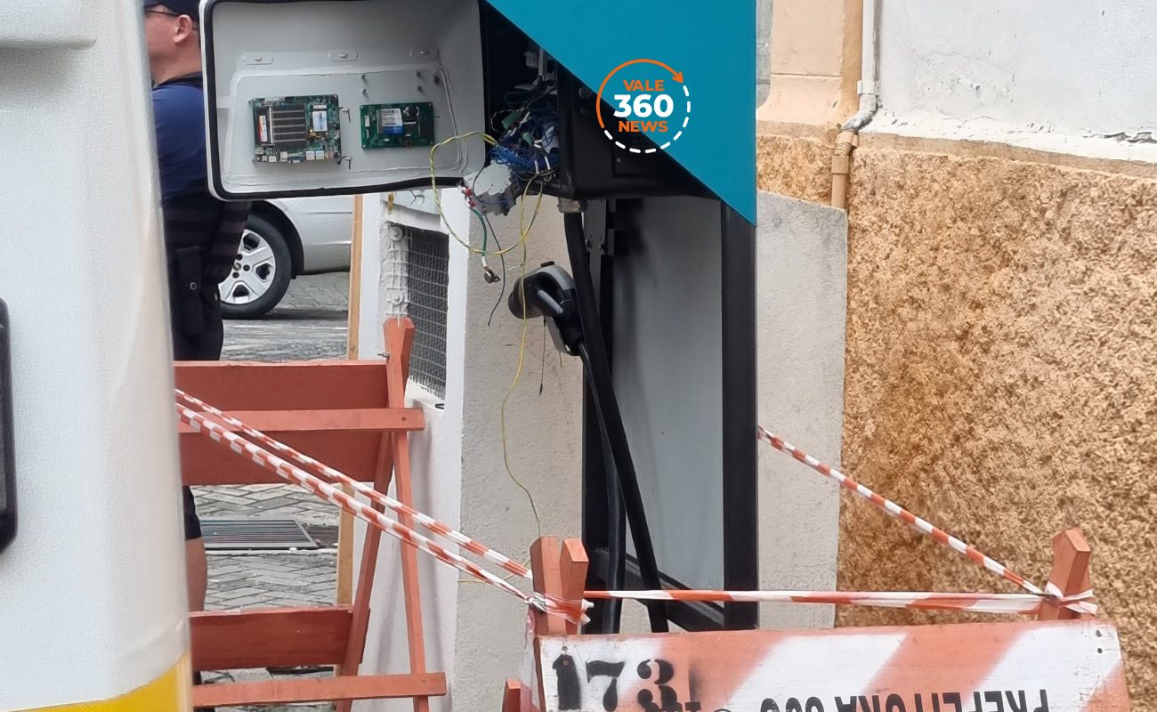 VÍDEO: Bandidos furtam fios de caixa de abastecimento de veículos elétricos da GCM no centro de São José dos Campos