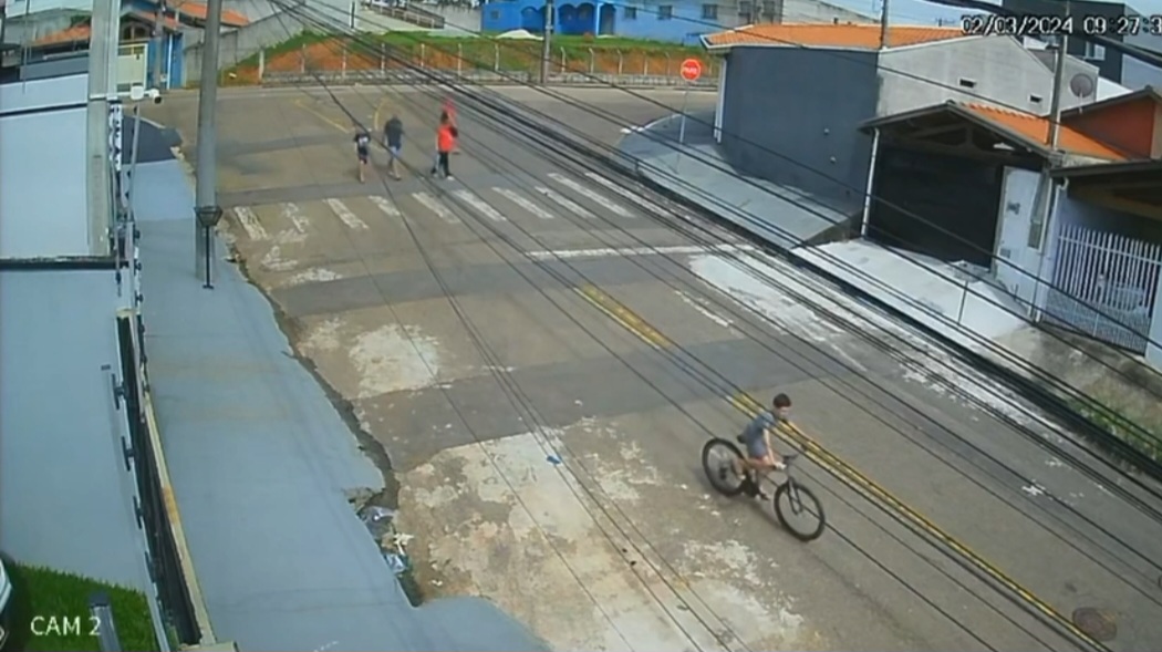Imagens mostram garoto, de 10 anos, andando de bicicleta, momentos antes de ser atropelado em Taubaté