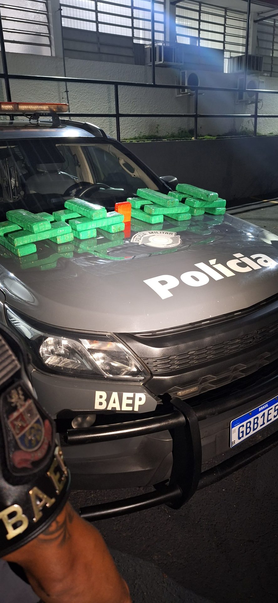 PM prende homem com 21 tijolos de maconha em São José dos Campos