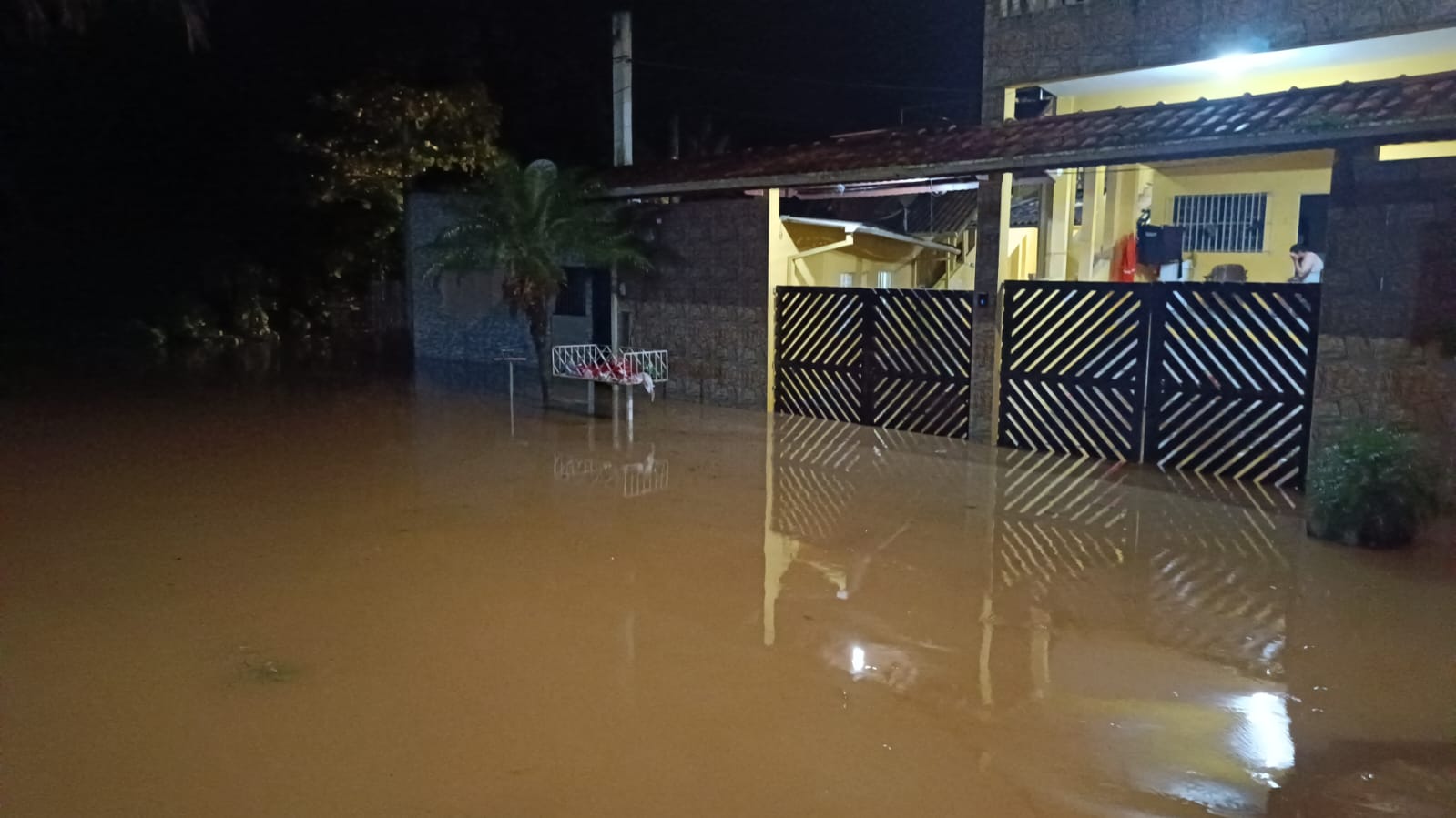 Chuva torrencial causa alagamentos em Caraguatatuba e em Ubatuba