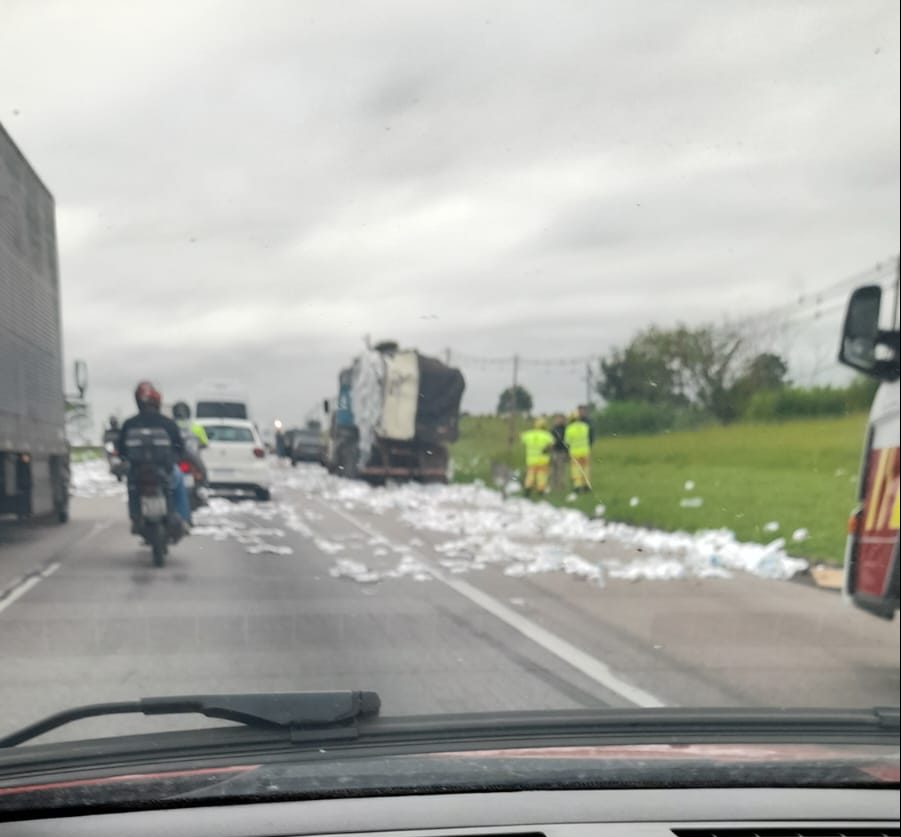 Acidente entre caminhões na Via Dutra
