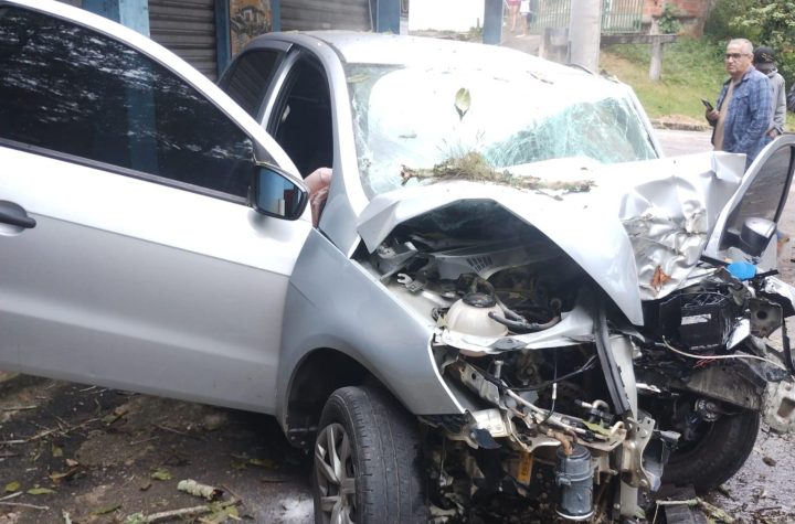 Carro bate em árvore e motorista morre em estrada de São José dos Campos