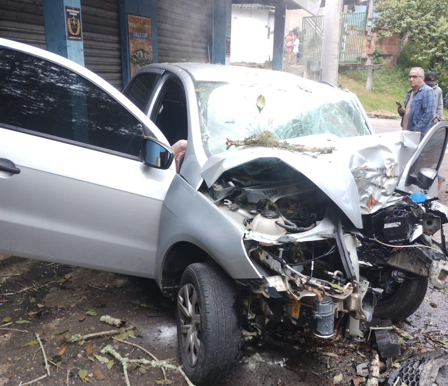 Carro bate em árvore e motorista morre em estrada de São José dos Campos