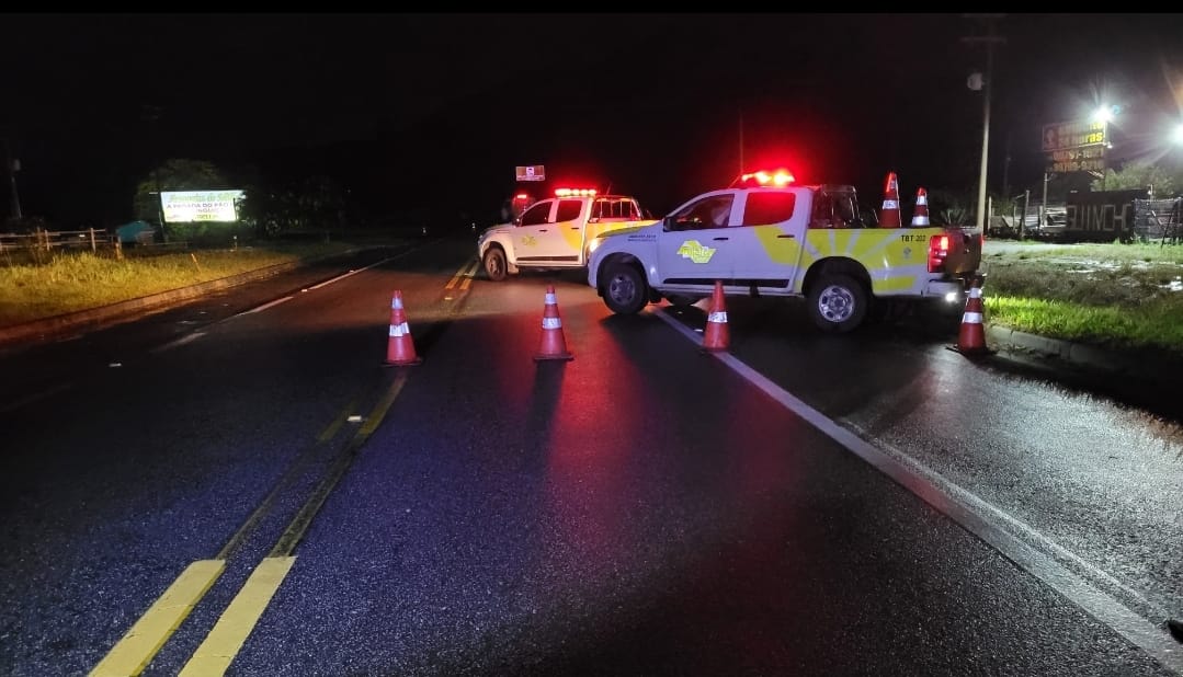 Rodovia Oswaldo Cruz está interditada devido ao risco de queda de barreira