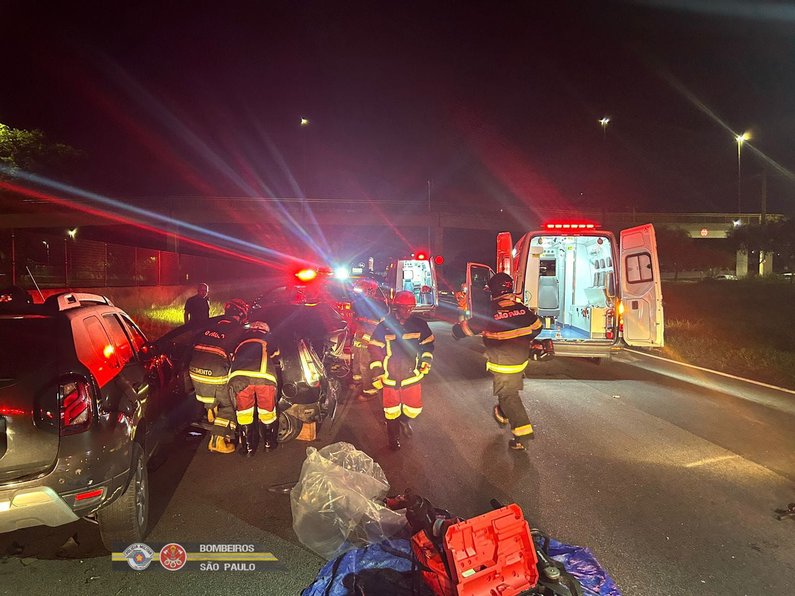 Grave acidente deixa três pessoas feridas na Via Dutra em São José dos Campos