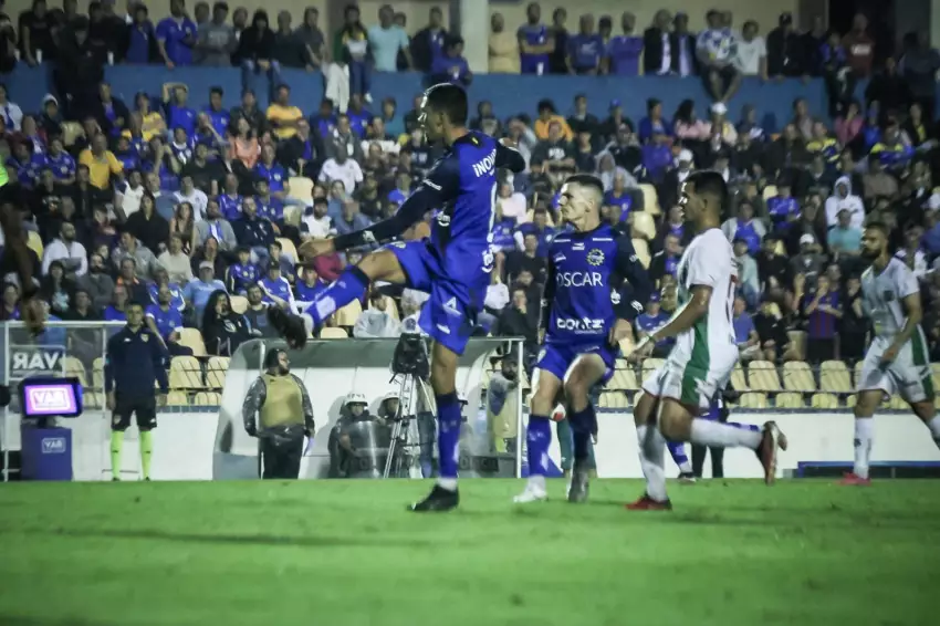 São José perde em casa