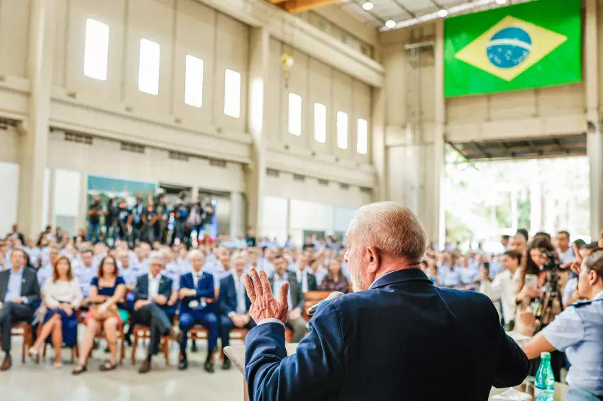 Em visita de Lula a São José dos Campos, Embraer anuncia investimentos de R$ 2 bi, 900 empregos. Azul anuncia compra de 13 aviões