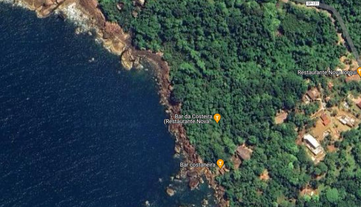 Embarcação com três pescadores