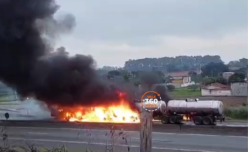 Colisão entre carretas