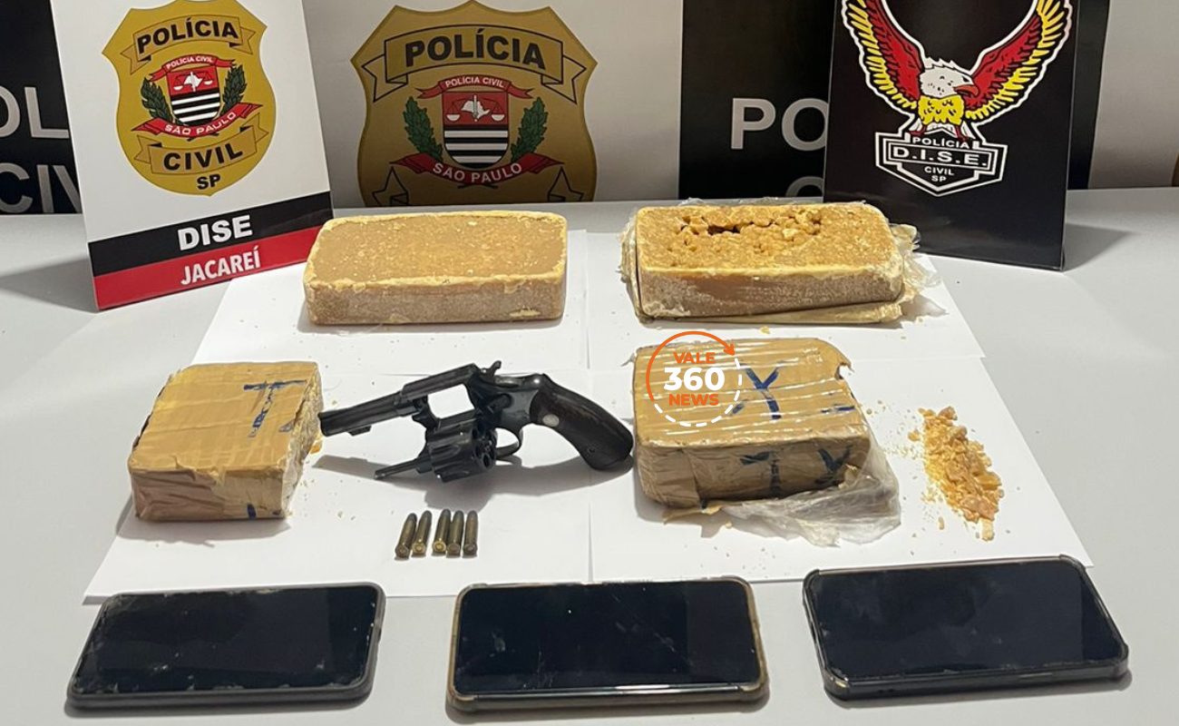 Homem atira em policiais