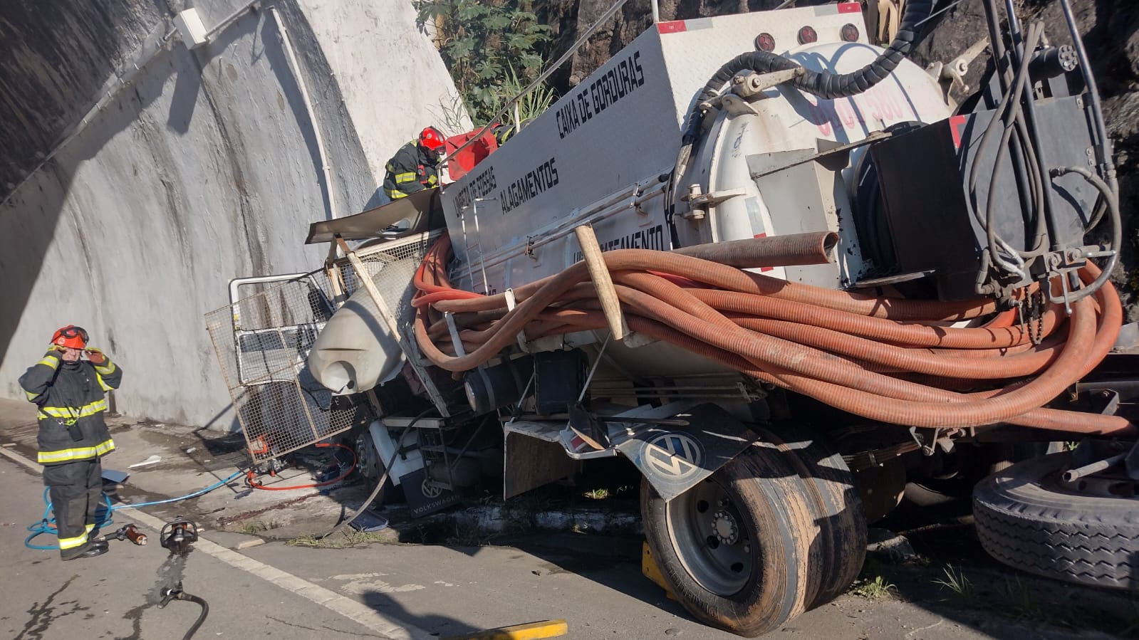 Acidente deixa dois feridos na entrada do túnel da estrada de Campos do Jordão