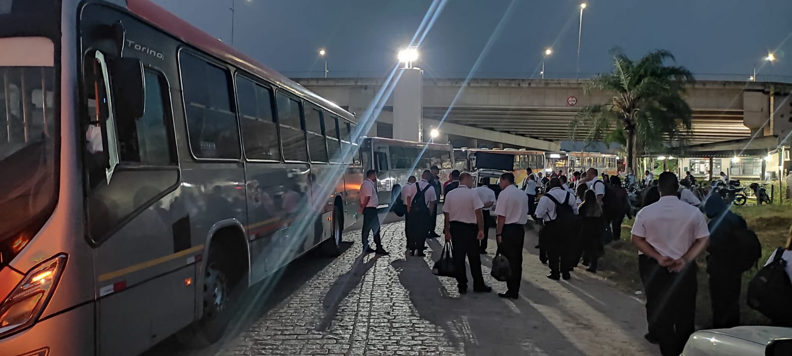 Ônibus atrasam saída em São José dos CamposÔnibus atrasam saída em São José dos Campos