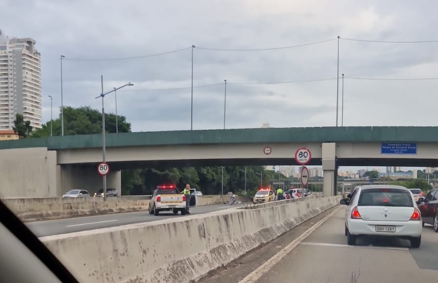 Motociclista morre ao ser fechado