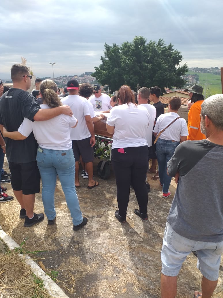 Danilo Queixada, que morreu na França, é enterrado em Taubaté