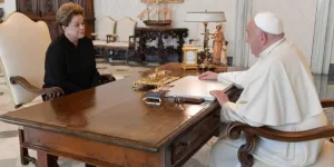 Papa Francisco ganha livro escrito por professor da Unitau