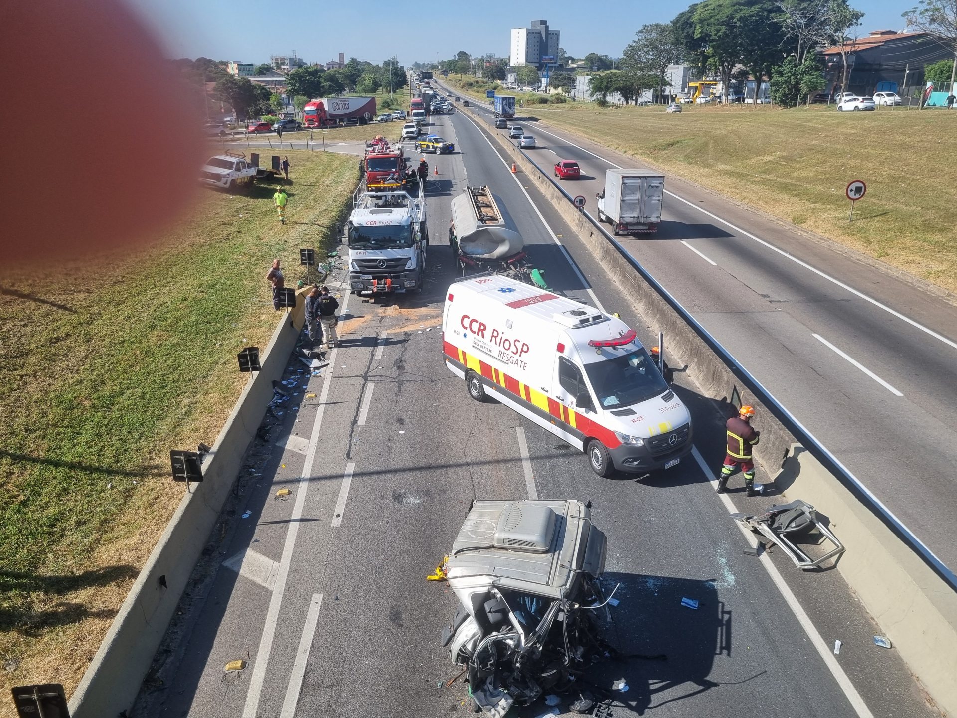 ASSISTA: Milagre salva motorista de caminhão-tanque da morte na Via Dutra em Caçapava