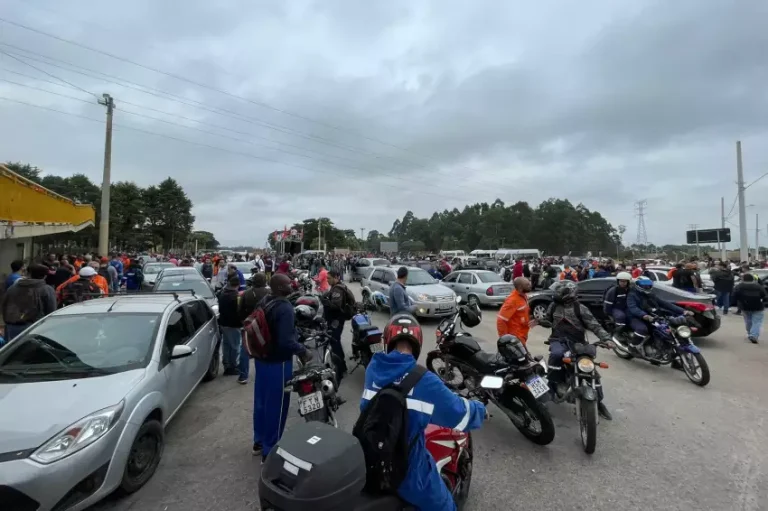 empregados da Revap estão em greve em São José dos Campos