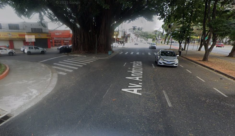 avenida de grande movimento em São José dos Campos