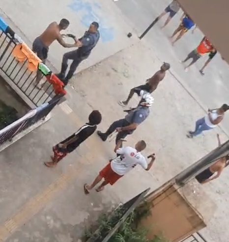 Homem teria tentado tirar arma de policial em abordagem