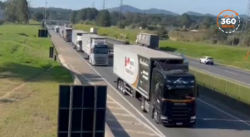 Comboio de 20 carretas de doações de São José dos Campos