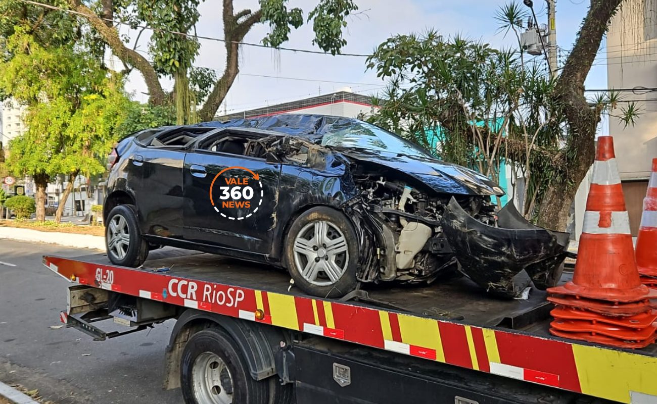 Carro com 24 tijolos de maconha capota na Via Dutra em Pinda, motorista é socorrido e foge do hospital