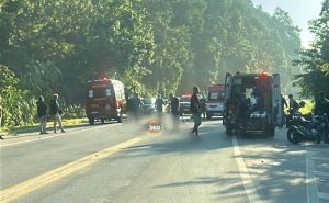 ciclista é atingida por motociclista na Rio-Santos