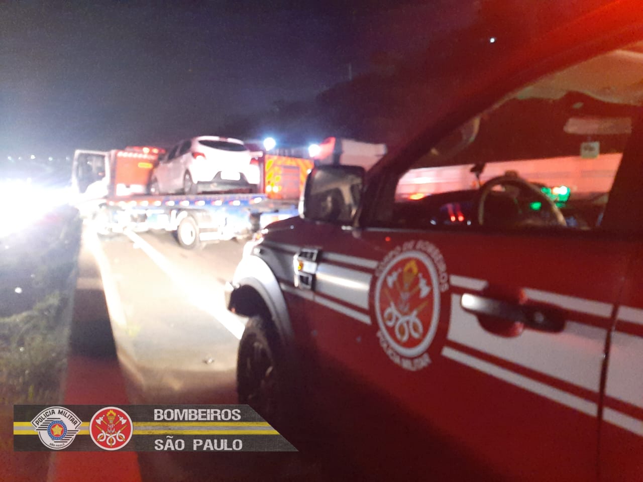 São José dos Campos: Engavetamento entre dois caminhões guincho e um carro na Via Dutra deixa motorista de um dos caminhões preso nas ferragens