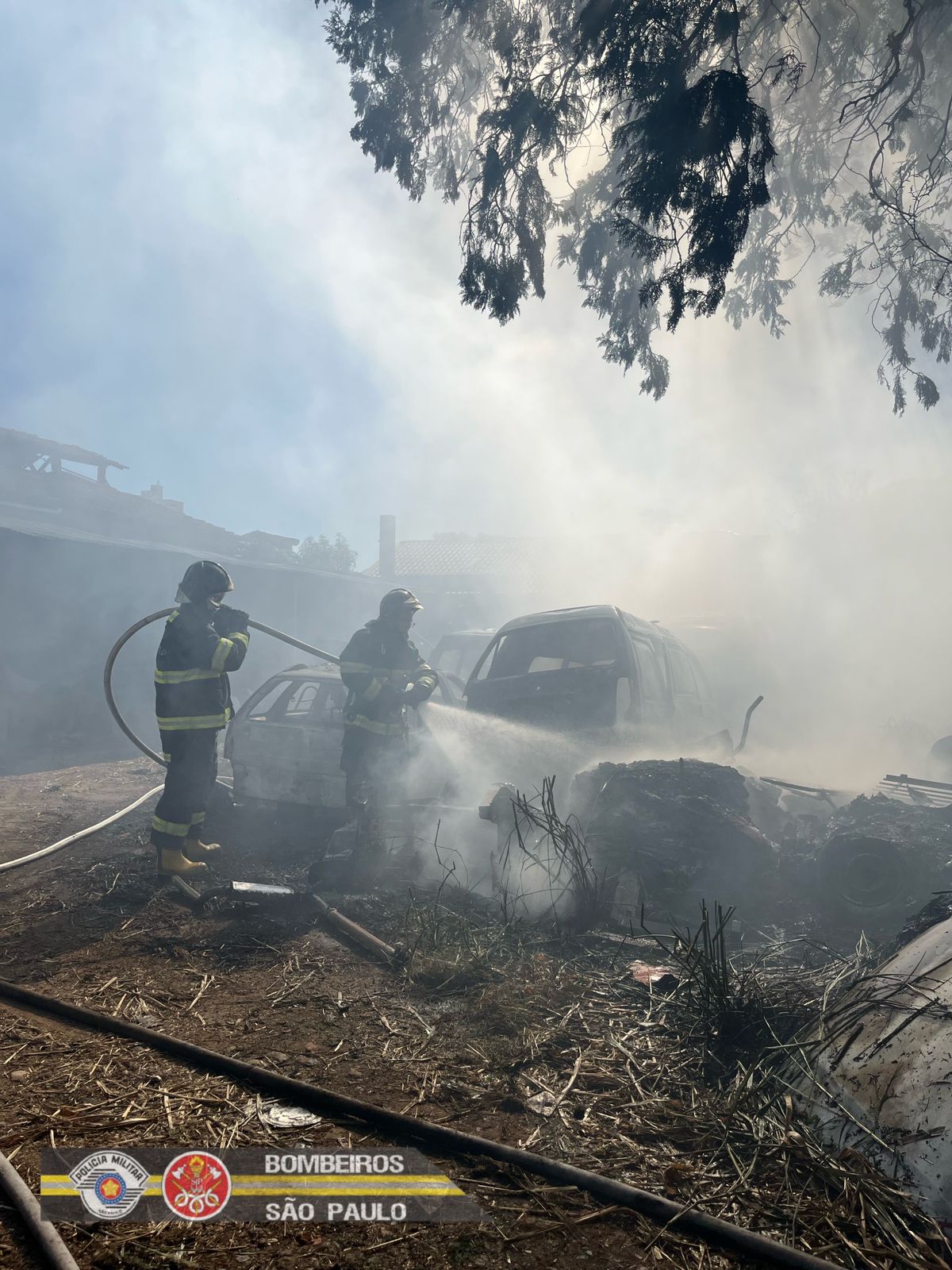 Incêndio atinge oficina mecânica no centro de Taubaté