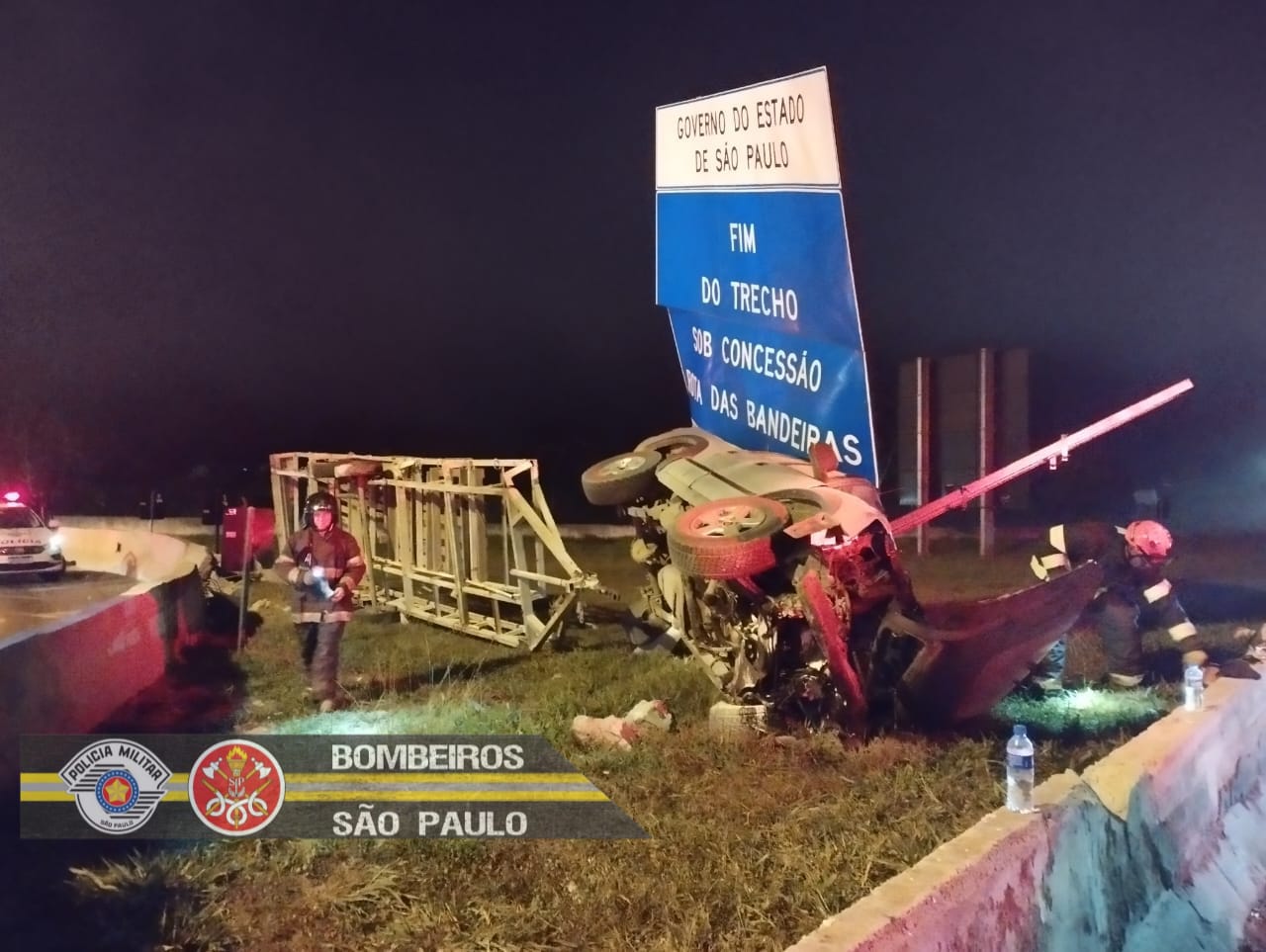 Carro capota na Rodovia D. Pedro I, em Jacareí, e quatro pessoas ficam feridas