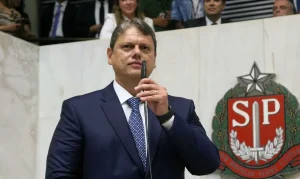 Tarcísio de Freitas muda domicílio eleitoral